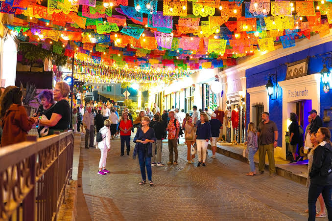 San José del Cabo Art Walk with people walking through the historic center